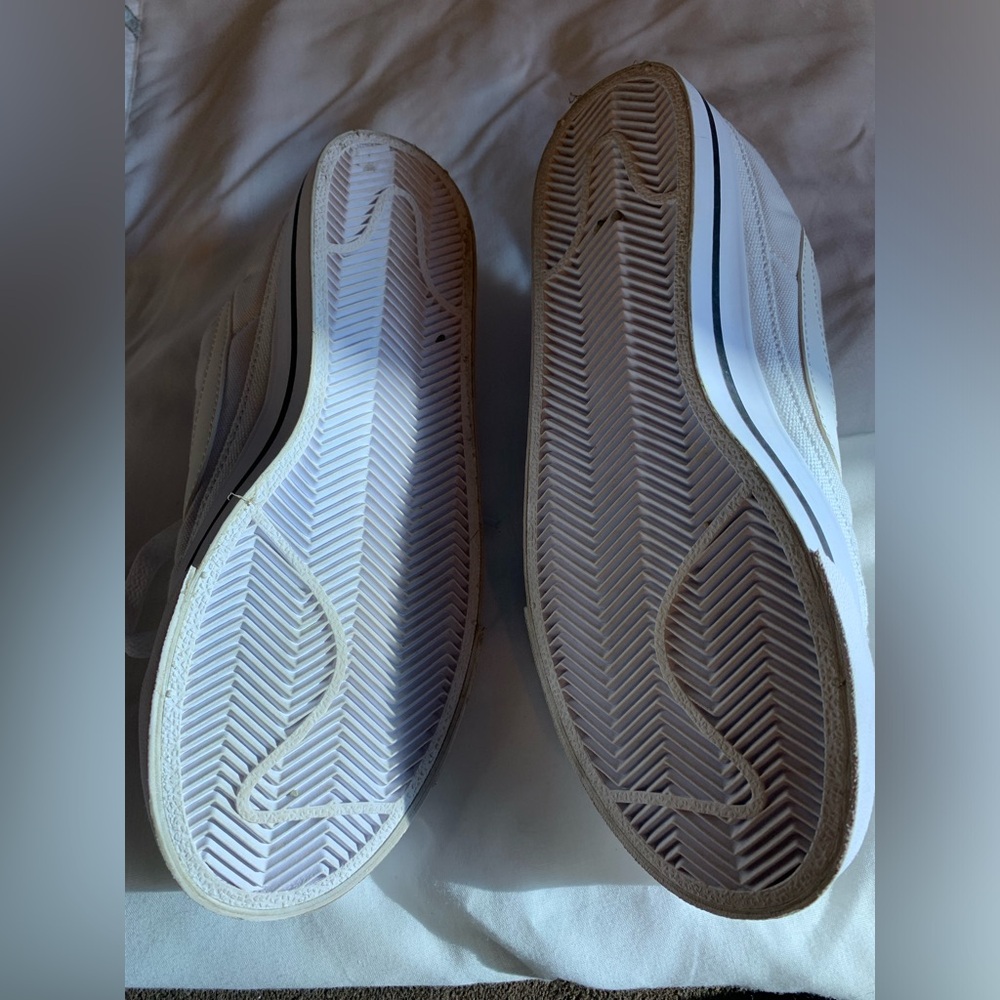 White Nike Low Sneakers with Stripe Detail. Sz 6/36 - Picture 5 of 6